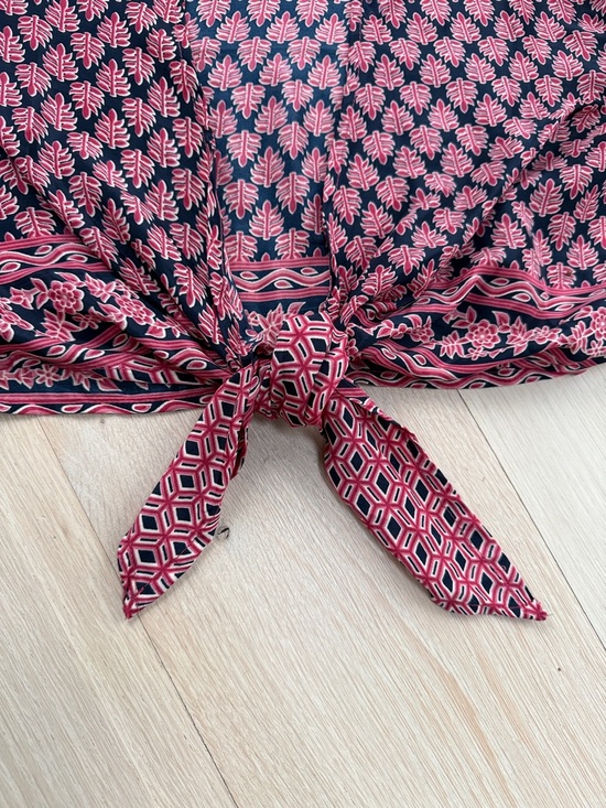 Elan Navy Top with Rose Leaf Print and Flowing Sleeves - Picture 3 of 9